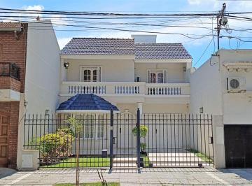 Casa de 8 ambientes, Ciudad de Santa Fe · Casa de Categoría de 4 Dorm. y Gran Terreno en Venta en Barrio Sur!