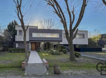 Casa · 280m² · 6 Ambientes · 4 Cocheras · Casa en Venta en Grand Bell 1 de 4 Dorm. - City Bell