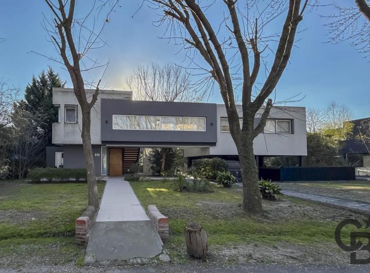 Casa · 280m² · 6 Ambientes · 4 Cocheras