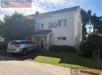 Casa · 220m² · 5 Ambientes · Casa en Barrio Cerrado con Muy Buenos Accesos! de 4 Dorm..