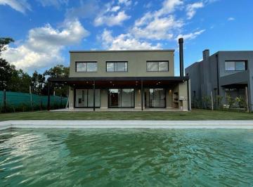 Casa de 7 ambientes, Pilar · Casa en Venta en Santo Tomás, Pilar | 3 Dorm. + Playroom | Pileta | Orientación Norte