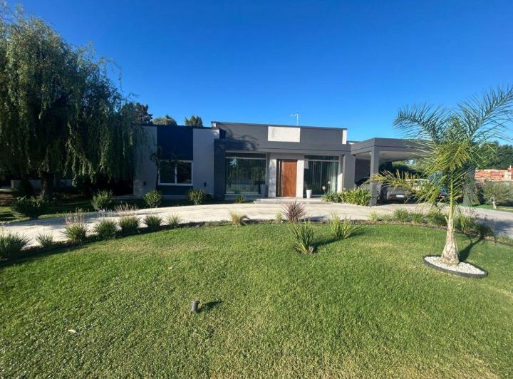 Casa · 250m² · 5 Ambientes · 2 Cocheras