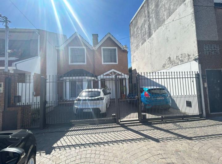 Casa · 264m² · 5 Ambientes · 2 Cocheras