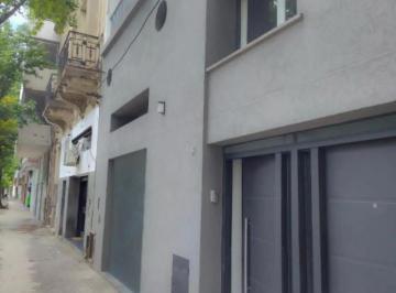 Casa · 170m² · 3 Ambientes · 1 Cochera · Casa en Pichincha Reciclada a Nuevo con Patio, Amplio Garage