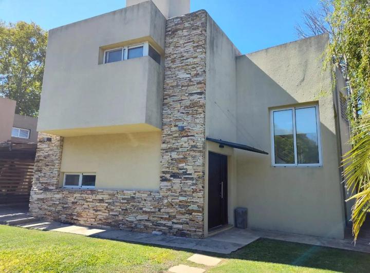 Casa · 198m² · 4 Ambientes · 2 Cocheras