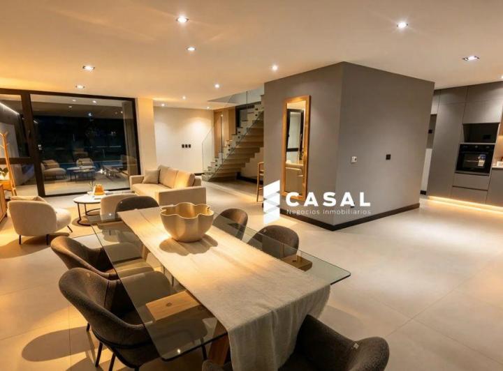 Casa · 250m² · 4 Ambientes · 2 Cocheras