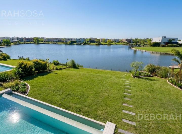 Casa · 260m² · 6 Ambientes · 6 Cocheras