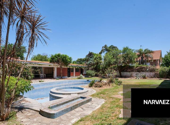 Casa · 690m² · 6 Ambientes · 1 Cochera