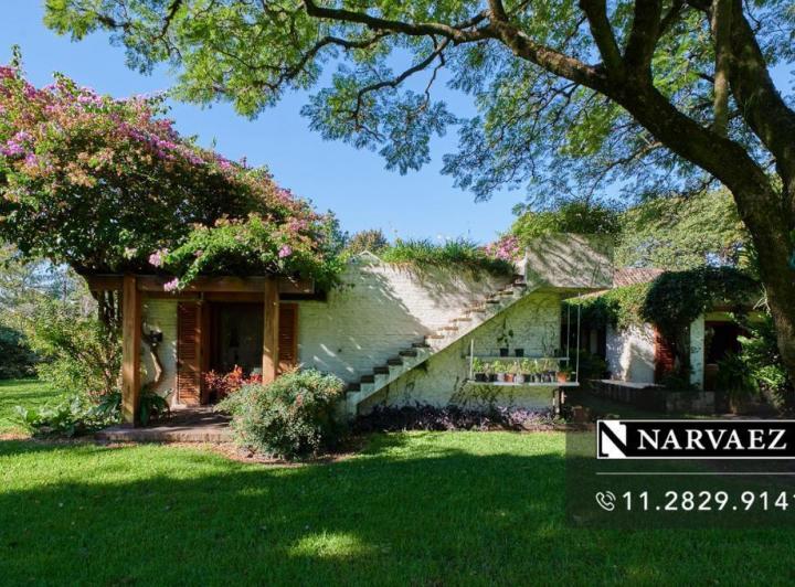 Casa · 330m² · 4 Ambientes · 1 Cochera