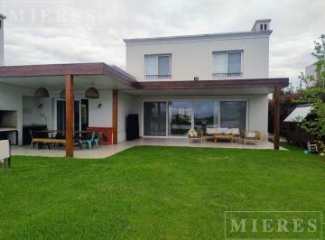 Casa · 260m² · 5 Ambientes · 3 Cocheras · Casa en Alquiler de Verano Sobre Lote a La Laguna. San Francisco, Villa Nueva