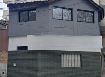 Casa · 88m² · 2 Ambientes · 1 Cochera · Alquiler Comercial Esquina en Caballito Sobre Av Dos Plantas con Cochera Apto Profesional