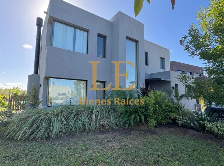 Casa · 265m² · 5 Ambientes · 3 Cocheras