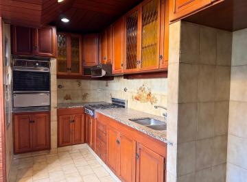 Casa · 218m² · 4 Ambientes · 2 Cocheras · Chalet 4 Amb Jardín y Quincho en Temperley Este