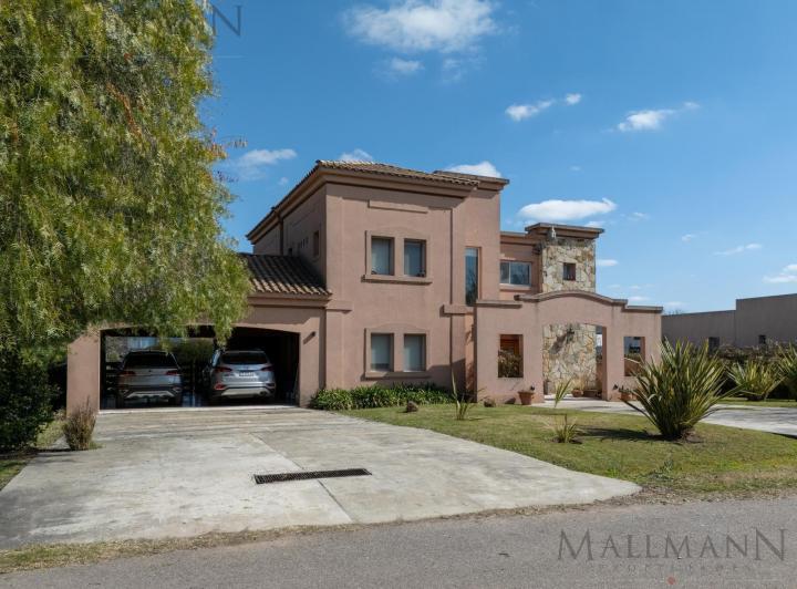 Casa · 255m² · 7 Ambientes · 4 Cocheras
