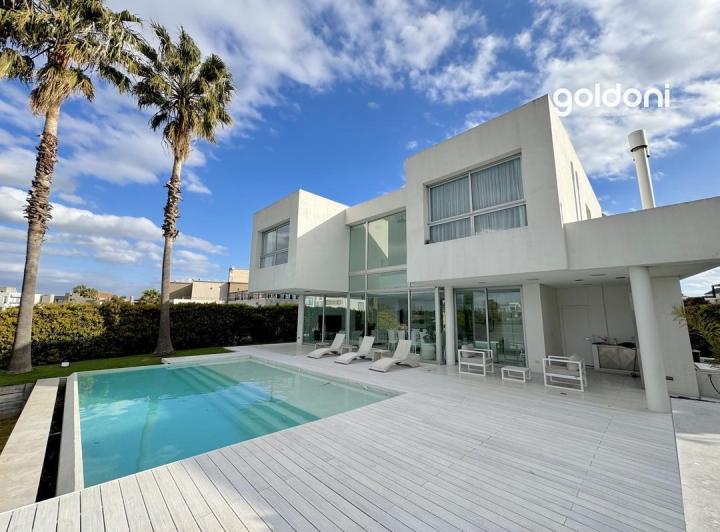 Casa · 311m² · 5 Ambientes · 2 Cocheras