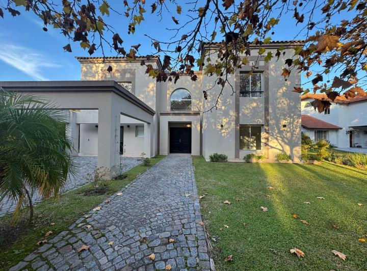Casa · 361m² · 6 Ambientes · 2 Cocheras