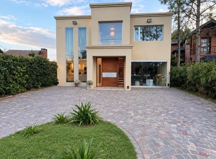 Casa · 209m² · 5 Ambientes · 5 Cocheras