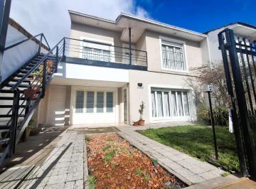Casa · 197m² · 4 Ambientes · 1 Cochera · Venta Dos Casas en Block 5 Ambientes - Elmartillo