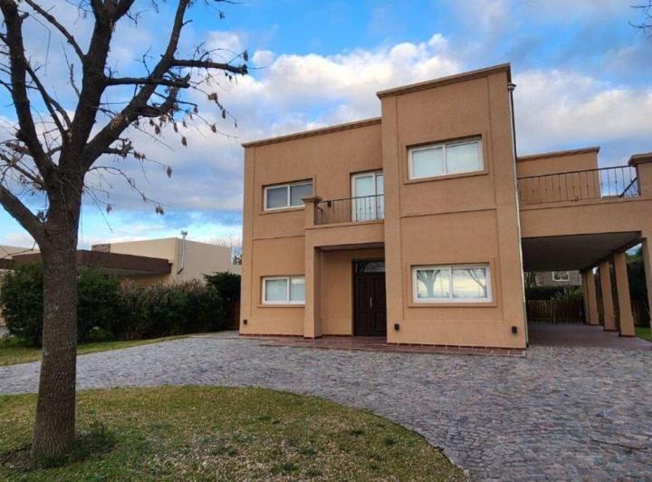 Casa · 247m² · 5 Ambientes · 2 Cocheras