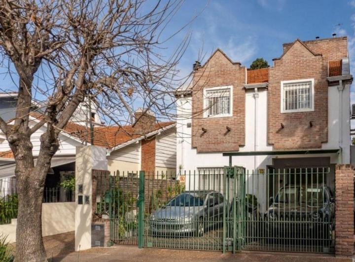 Casa · 218m² · 5 Ambientes · 2 Cocheras