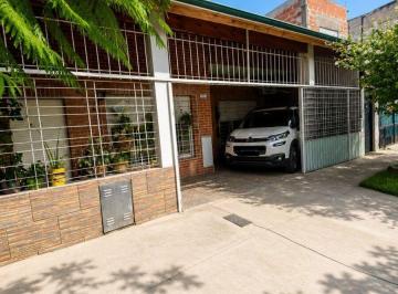 Casa · 130m² · 3 Ambientes · 1 Cochera · Venta Casa 3 Ambientes, Bernal Oeste