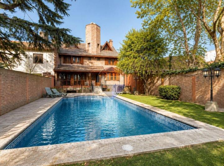 Casa · 400m² · 6 Ambientes · 4 Cocheras