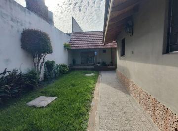 Casa · 140m² · 4 Ambientes · 1 Cochera · Venta Casa 4 Amb con Cochera, Jardin y Terraza.