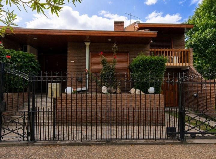Casa · 243m² · 5 Ambientes · 2 Cocheras
