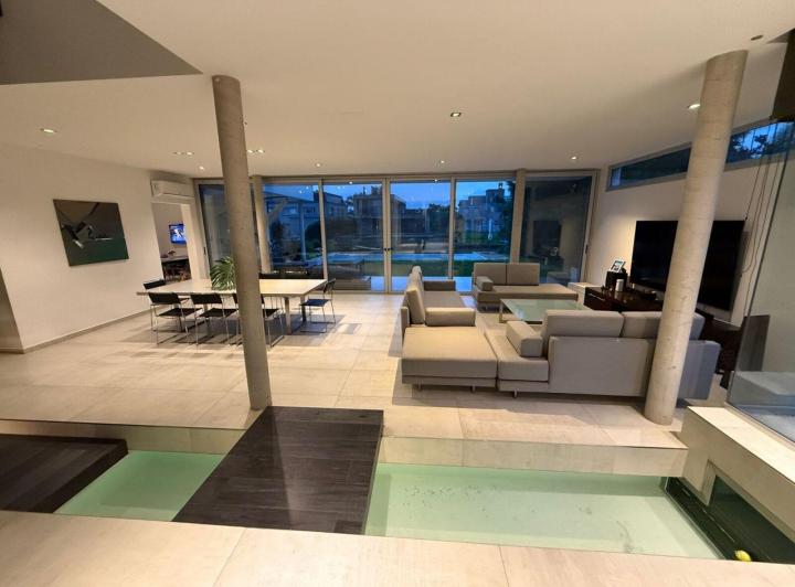 Casa · 380m² · 5 Ambientes