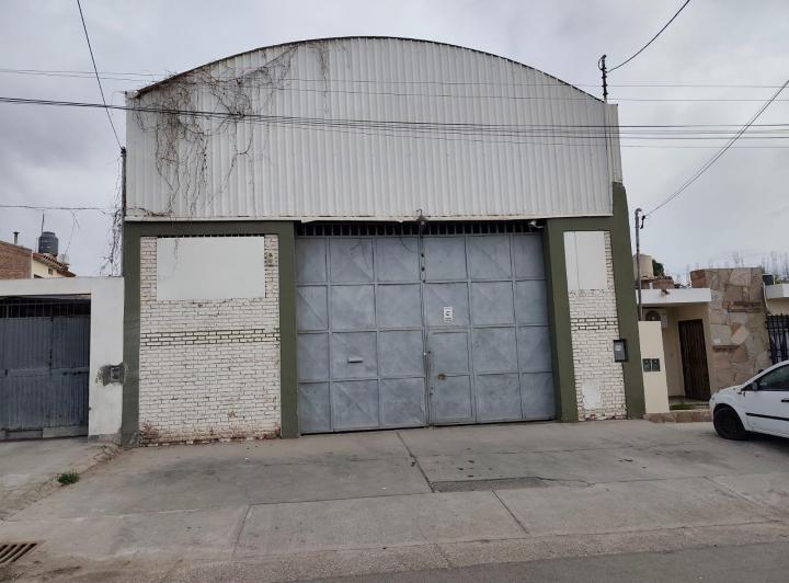 Bodega-Galpón · 325m² · 5 Ambientes · 8 Cocheras