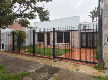 Casa · 160m² · 4 Ambientes · 1 Cochera · Casa en Alquiler con Cochera en Tolosa
