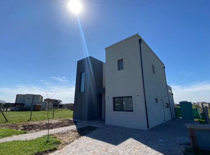 Casa · 190m² · 6 Ambientes · 4 Cocheras