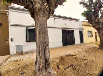 Casa · 82m² · 3 Ambientes · 1 Cochera · Venta Casa 3 Amb con Patio 50.000 + Cuotas, Bernal