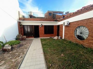 Casa · 110m² · 3 Ambientes · 2 Cocheras · Venta Casa 3 Amb con Patio Bernal Oeste