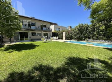 Casa · 365m² · 6 Ambientes · 4 Cocheras · Casa 6 Ambientes con Jardín y Pileta en Venta - Apto Credito - Barrancas de Guido - Quilmes