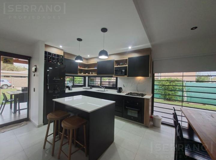 Casa · 74m² · 3 Ambientes · 2 Cocheras