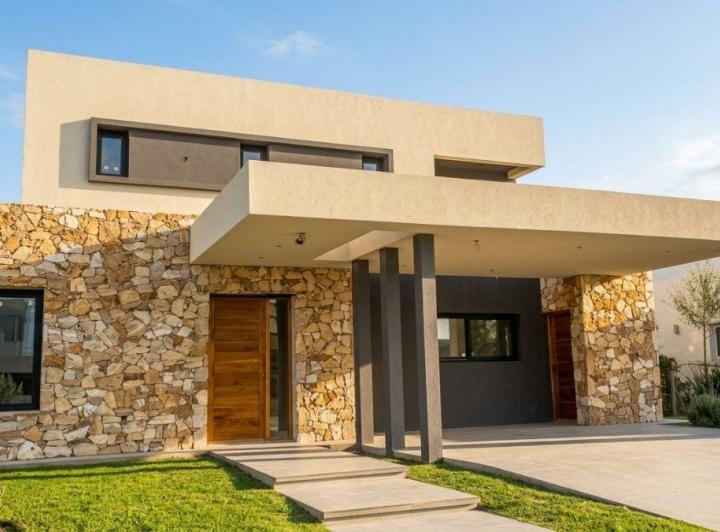 Casa · 210m² · 5 Ambientes · 1 Cochera