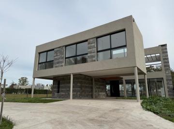 Casa · 208m² · 6 Ambientes · 2 Cocheras · Casa en Venta en Campana