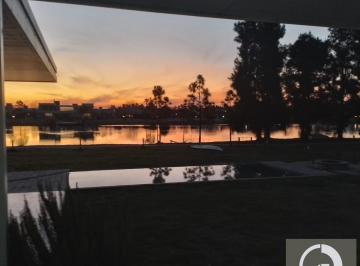 Casa · 180m² · 4 Ambientes · Casa en Venta en Puerto Roldan