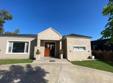 Casa · 120m² · 4 Ambientes · 3 Cocheras · Casa en Alquiler Anual Barrio Santa Lucia Pilar del Este