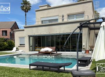 Casa · 220m² · 9 Ambientes · 1 Cochera · Alquiler Temporario en Funes Hills San Marino - 4 Dorm.