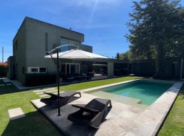 Casa · 240m² · 5 Ambientes · 4 Cocheras · Casa en Venta Villa Elisa 3 Dorm. Patio y Pileta