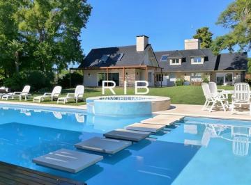 Casa de 5 ambientes, Pilar · Importante Propiedad Sobre 2040 m²