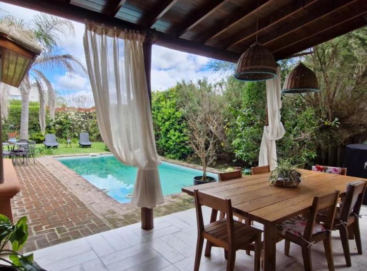 Casa · 230m² · 5 Ambientes · 4 Cocheras