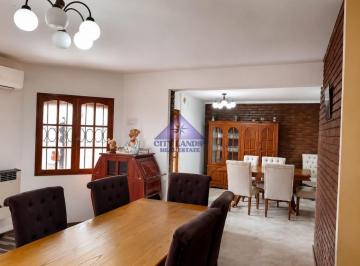 Casa · 275m² · 5 Ambientes · 2 Cocheras · Casa en Venta de Cuatro Dorm. y Doble Cochera en La Ciudad de Mendoza