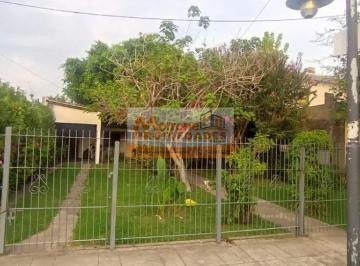 Casa · 140m² · 4 Ambientes · 1 Cochera · Casa en Venta en Los Troncos con Amplio Jardín Al Frente.
