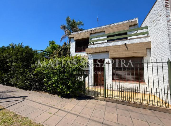 Casa · 250m² · 4 Ambientes · 2 Cocheras