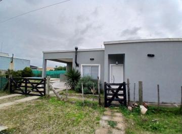 Casa · 77m² · 3 Ambientes · 2 Cocheras · Casa en Esquina, Parque y Pileta, Domselaar Chico