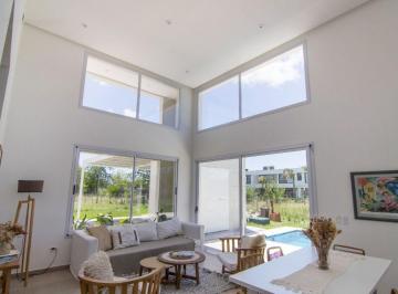 Casa de 4 ambientes, Berazategui · Casa de Diseño Moderno con Doble Altura y Pileta en San Juan Chico, Hudson