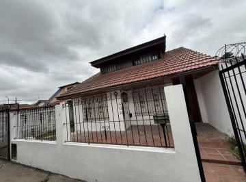 Casa · 90m² · 4 Ambientes · 1 Cochera · Oportunidad en Barrio Las Américas – Casa Sobre Lote Propio de 283 m² con Gran Potencial
